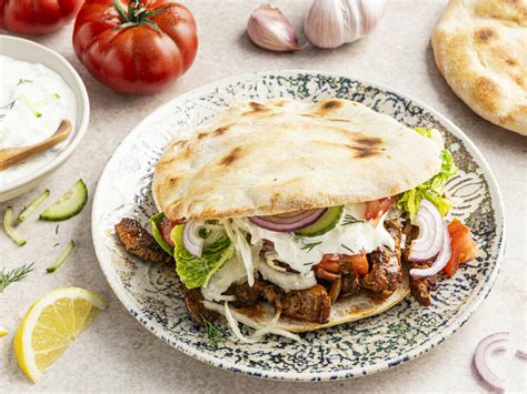 Egy ízletesnek tűnő gyros pita, tele töltelékkel