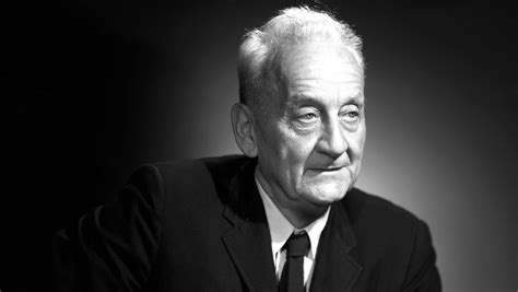 Szent-Györgyi Albert paprikával a kezében