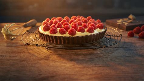 Csokoládés Armagnac-os Szilvás Mascarpone Torta szeletelve, háttérben ünnepi dekorációval