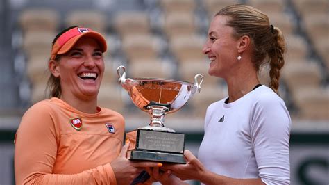 Babos Tímea és Kristina Mladenovic a Roland Garros trófeával