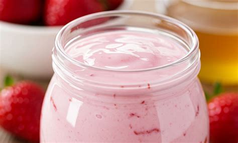 házi készítésű krémes joghurt tálalása