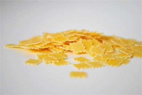 Eperlevél tészta részletfotója, bemutatva a cakkos széleket