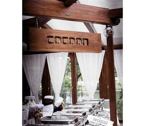 A Cocoon Club & Étterem bejárata Tatán
