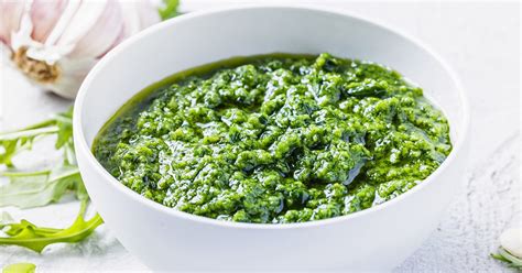 friss bazsalikomos pesto mozsárban készítve
