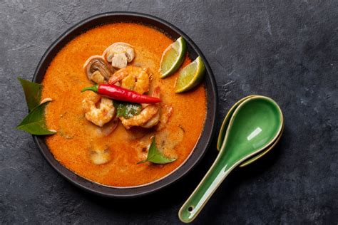 Tom Yum leves tálalva