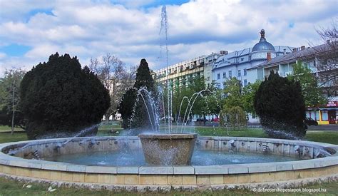 Az Árpád téri szökőkút este