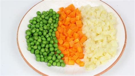 Különböző zöldségek, mint a sárgarépa, borsó, zeller