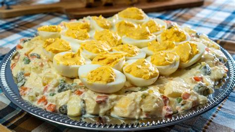 Franciasaláta hozzávalói és fűszerek