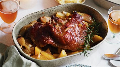 különböző mártások tálalása sült húsok mellett