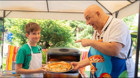 Szakács pizzát süt a kemencében