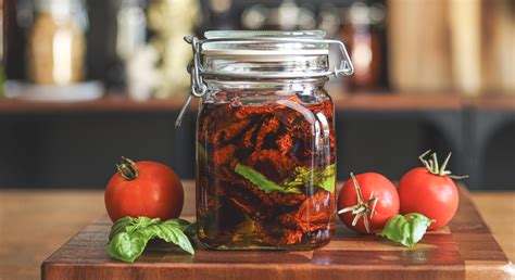 friss bazsalikom és aszalt paradicsom