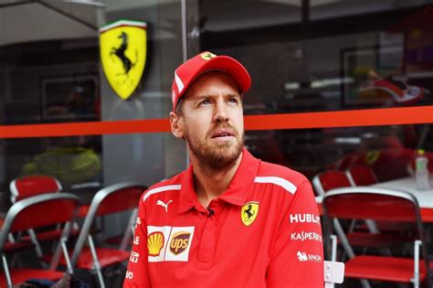 Sebastian Vettel a Ferrari színeiben, mosolyogva