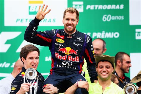 Sebastian Vettel mutatóujjával ünnepel