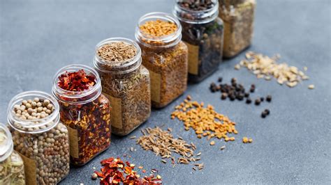 Különböző színes fűszerek keveréke