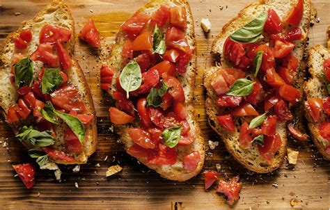 friss, ropogós bruschetta paradicsomos feltéttel egy rusztikus faasztalon