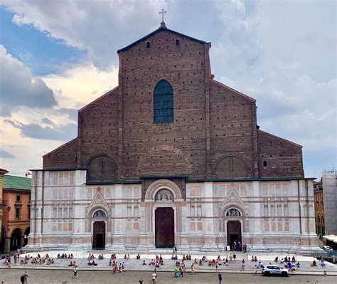 A San Petronio Bazilika befejezetlen homlokzata