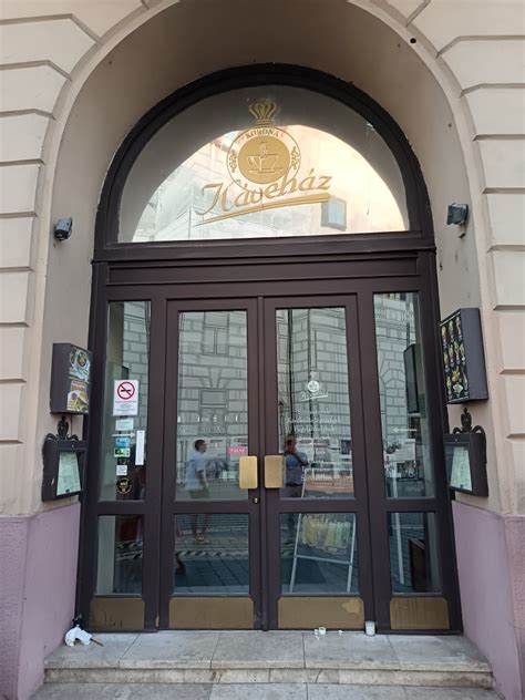 A Romantika Cukrászda bejárata