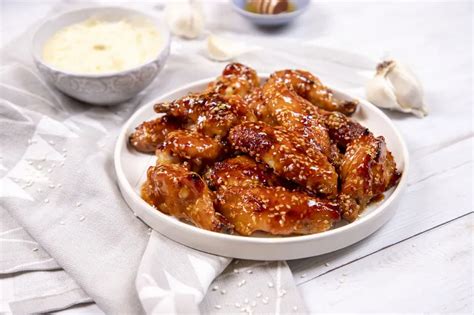 Panírozott csirkeszárnyak forró mézes-chilis szósszal