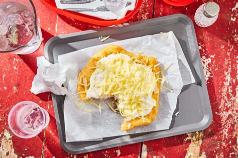 Túrós lángos tányéron tejföllel és sajttal