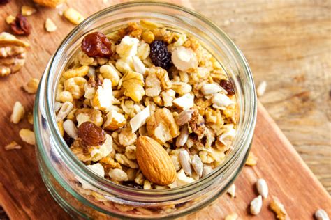 Különböző magvakat és aszalt gyümölcsöket tartalmazó granola