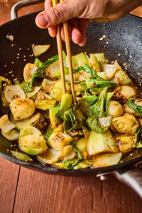 Serpenyős pak choi tálalva