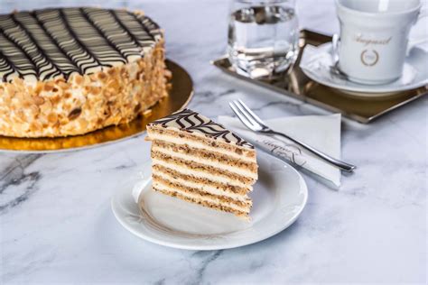 torta szelet díszítéssel