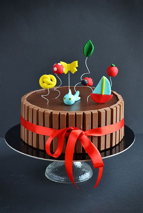 óvodai torta KitKat-tel és fondant figurákkal