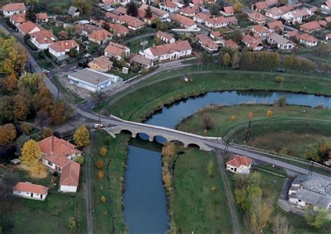 Jászdózsa látképe a Tarna folyóval és az ötlyukú híddal