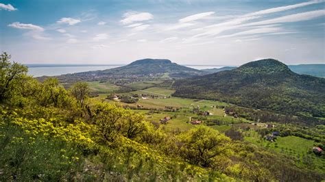 Panorámás kilátás Gyimesközéplok domboldalaira és fenyveseire