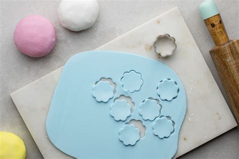 Fondant virágdíszek tortán