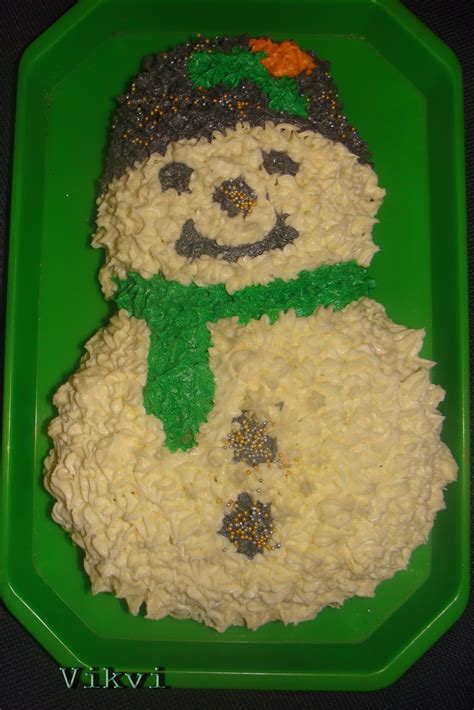 Piros autó és hóember motívummal díszített torta