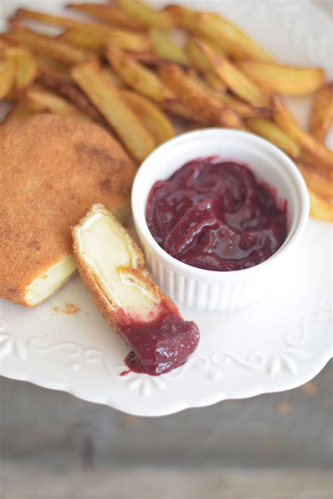 Rántott Camembert erdei gyümölcsös mártással