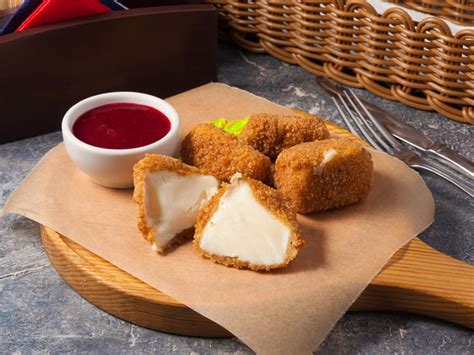 A panírozott camembert előkészítése