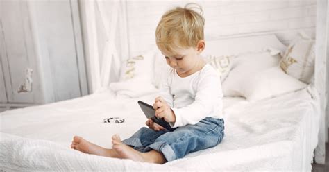 gyermekek néznek televíziót