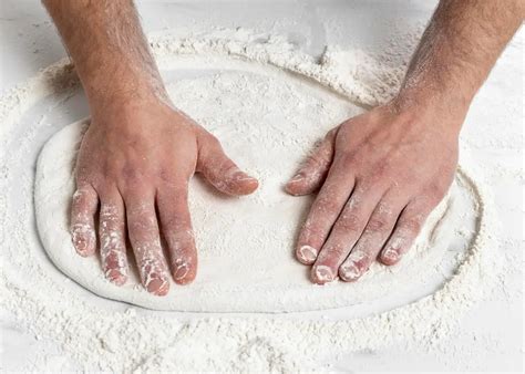 Pizzatészta nyújtása kézzel