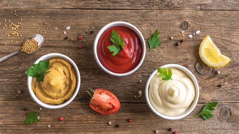 ketchup, mustár, majonéz egy asztalon