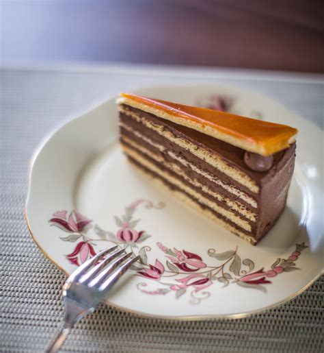Torta összeállításának folyamata rétegenként
