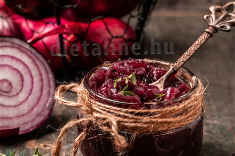 cukormentes karamellizált lilahagyma lekvár egy üvegben