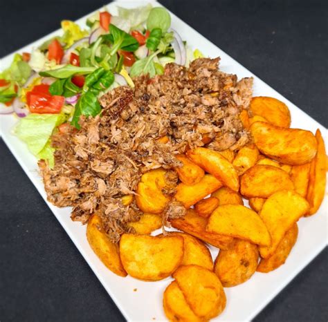 Pulled pork tál sült krumplival és feltétekkel