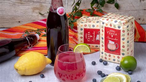 Hagyományos házi áfonyaszörp üvegben, citrusokkal
