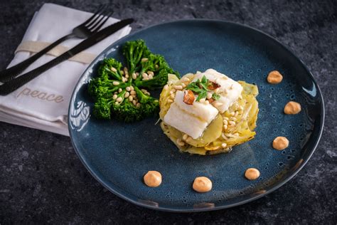 Házilag készített sajtos fish and chips tálalás előtt