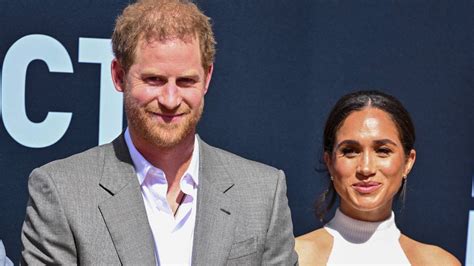 Harry herceg és Meghan Markle a hintóban