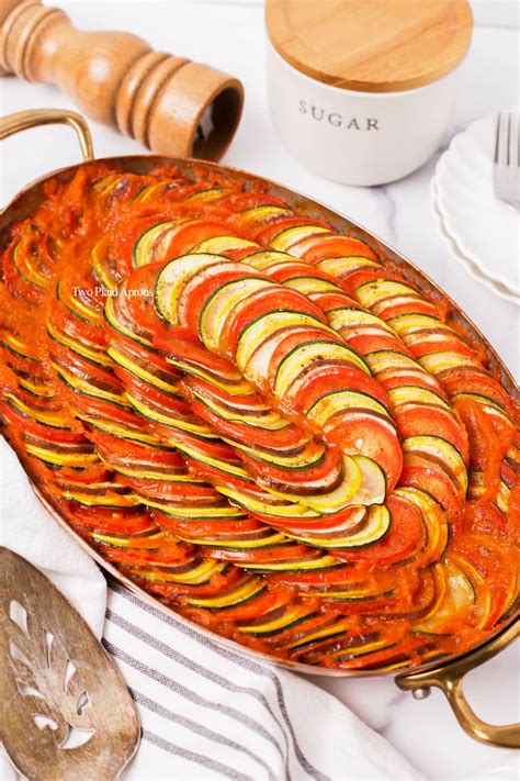 A Ratatouille étel rozetta formában tálalva