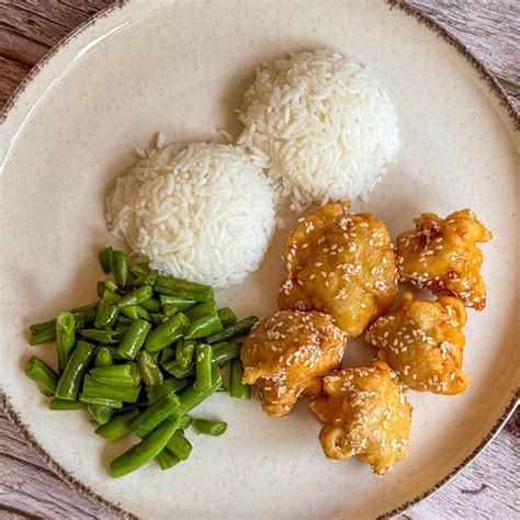 thai chilis csirkemell egy tálban rizzsel