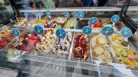különböző fagylaltok egy pultban