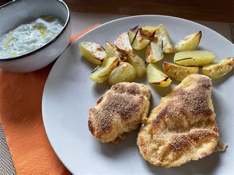 frissen sült fűszeres csirkemellfilé tepsiben tálalva
