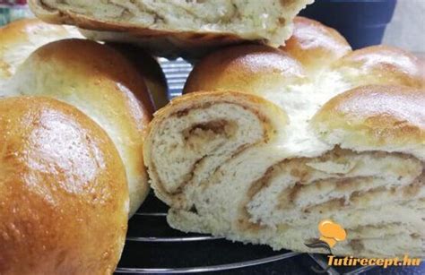 Kinyújtott kalács tészta lekvárral és mandulával megszórva, feltekerés előtt