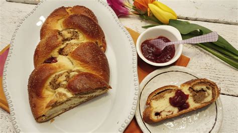 A lekváros kalács sütőben, félig megsülve, alufóliával letakarva