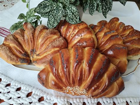 Különböző lekváros és magvas kalácsok felszeletelve