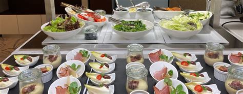 A Hasik Hotel étterme, elegánsan megterített asztalokkal
